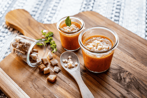 Kalte Gemüse-Gazpacho mit Käse