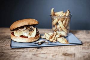 Raclette-Burger mit Pilzen und Ofenfrites