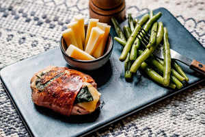 Käse-Saltimbocca mit gedünsteten Bohnen