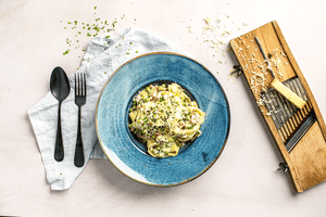 Tagliatelle mit Erbsen und Speckwürfeln