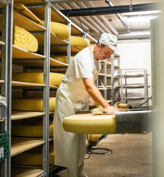 Jakob Leuenberger mit Emmentaler